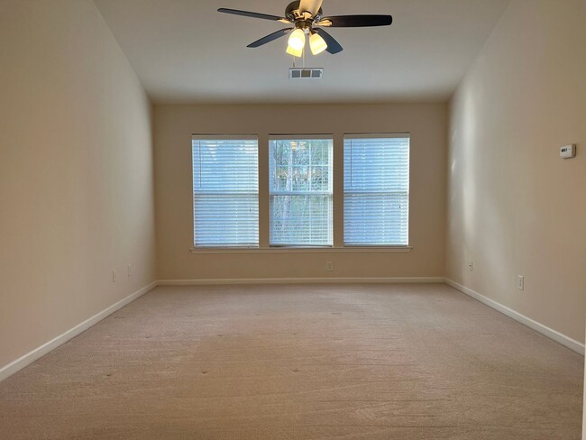 Building Photo - 4 bed, 2.5 bath w/ 2 car garage close to p...
