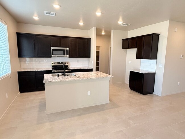 Building Photo - New Home Metro Verde