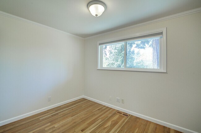 Building Photo - 5Bd/2.25Ba Kirkland Home