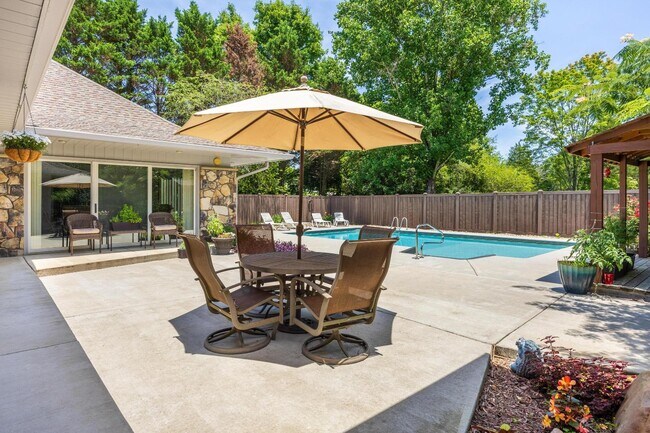 Building Photo - 615 Springhill Dr NE
