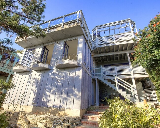 Building Photo - Views Galore in Laguna Beach Walk to Beach...