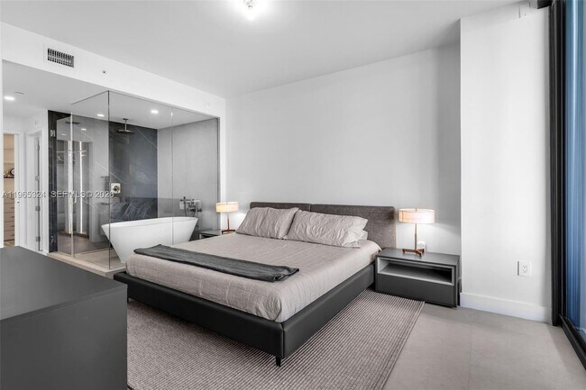 Building Photo - 700 NE 24th St