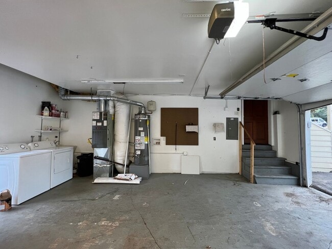 Building Photo - Outdoor Oasis: Charming 3 Bed 2 Bath House!