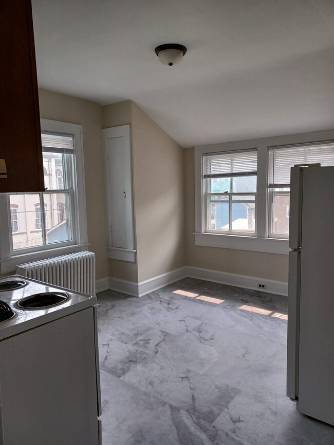 Building Photo - 18 E Clifford St