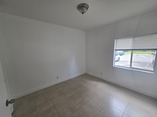 Building Photo - 3 Bedroom Townhome in West Palm Beach