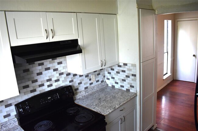 Building Photo - 1907 West Loop