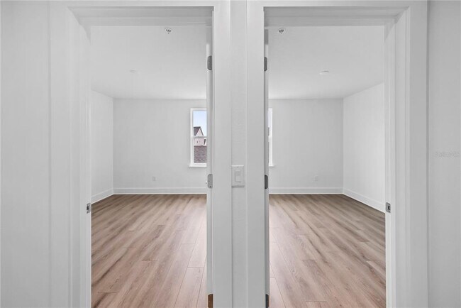 Building Photo - 1856 Crowncrest Dr