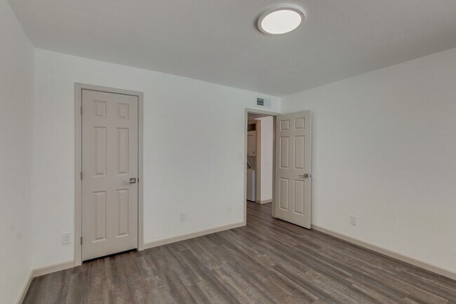 Building Photo - $0 First Month Rent! Remodeled 2 Bed Casita w/ Private Patio, W/D & Pool