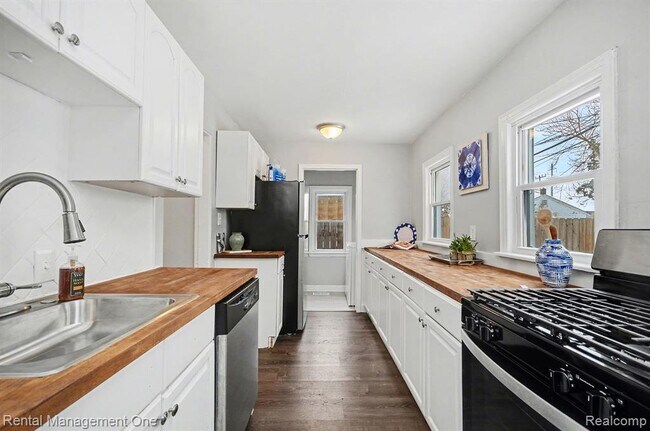 Building Photo - 20801 Elroy Ave
