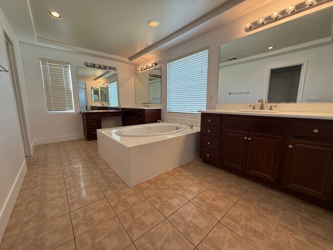 Building Photo - Fair Oaks Ranch 5 Bedroom Home in Canyon C...