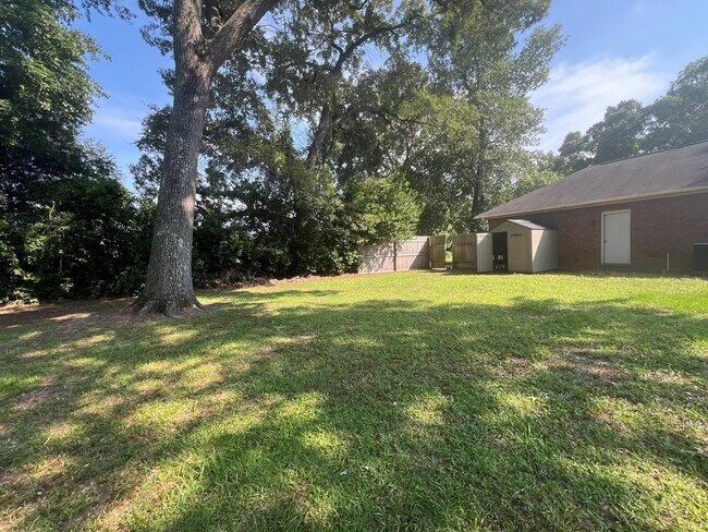 Building Photo - 3290 Valencia Dr