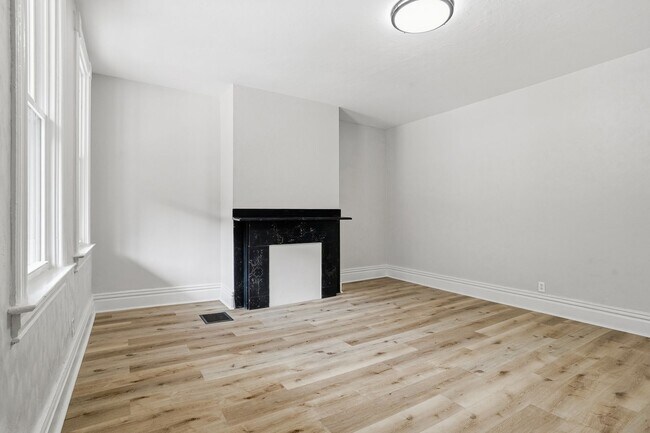 Building Photo - 3 bed 1 bath - completely updated, great location, central air, laundry