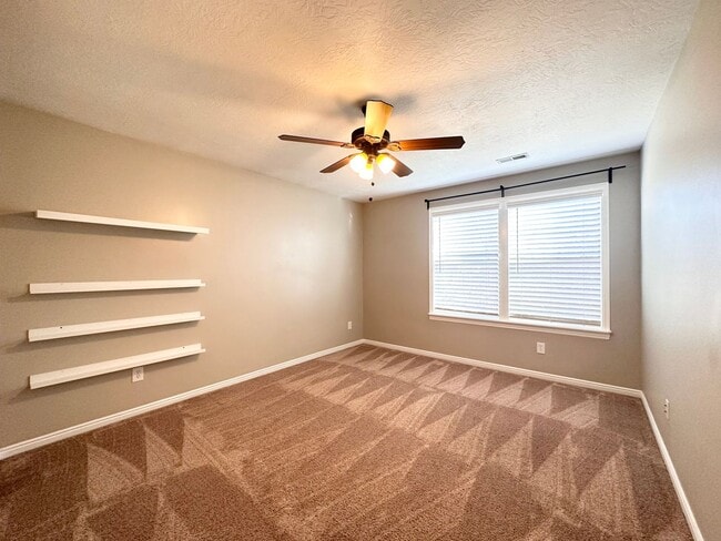 Building Photo - Beautiful Executive Daybreak Home Available!