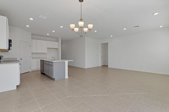 Building Photo - Like-New Ashton Woods Spacious 5BR 4BA, Prime Location Near I-4!