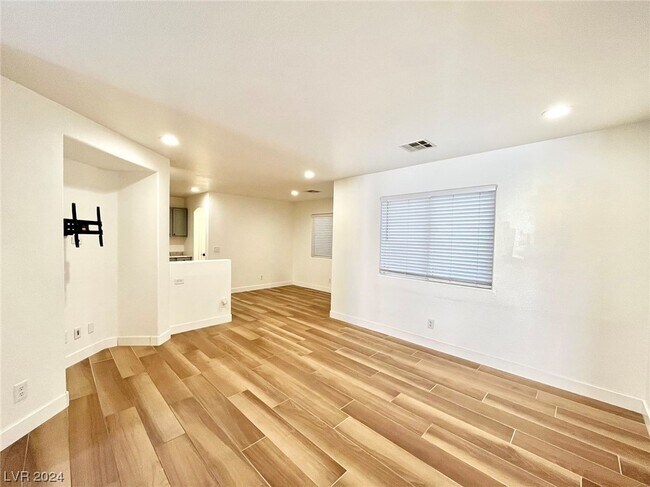 Building Photo - 9291 Hollander Ave