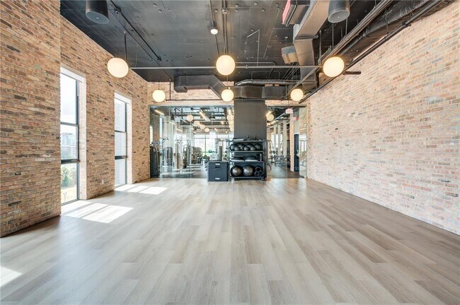 Building Photo - 435 N Orange Ave
