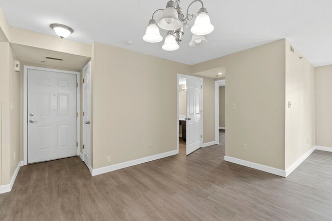 Building Photo - Spacious 2-Bed, 2-Bath Condo