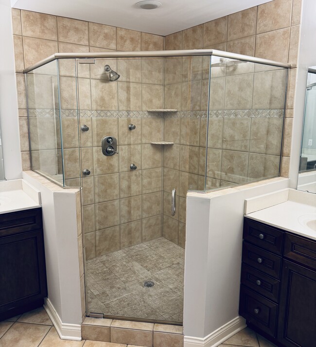 Building Photo - 512 S Grand Ave