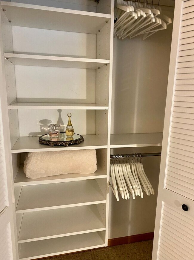 Building Photo - Home on East Bay – Impeccably Furnished Of...