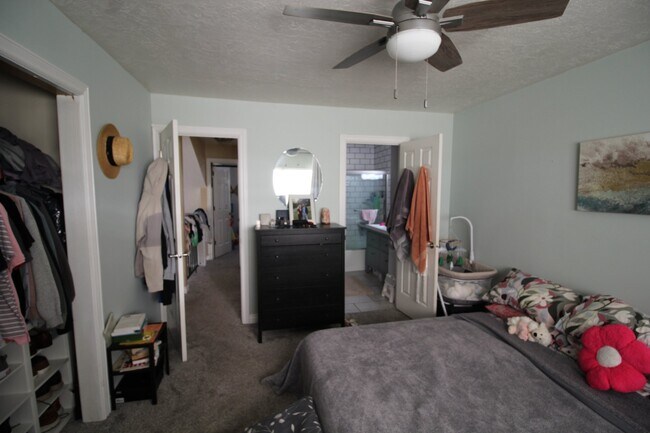 Building Photo - 6929 S Prom Dr