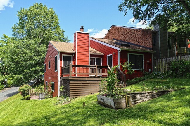 Building Photo - Move-in Ready End-Unit Stonehenge Townhome