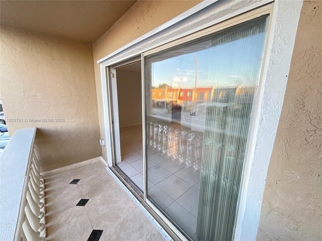 Building Photo - 936 W 79th Pl