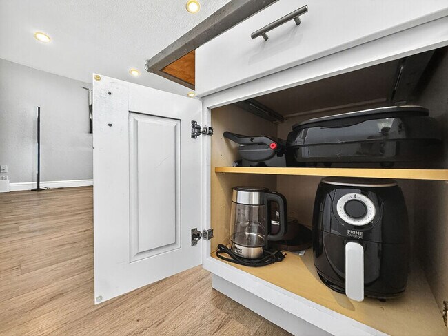 Building Photo - 1004 Airport Blvd