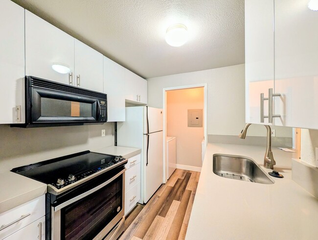 Building Photo - 15433 Country Club Dr