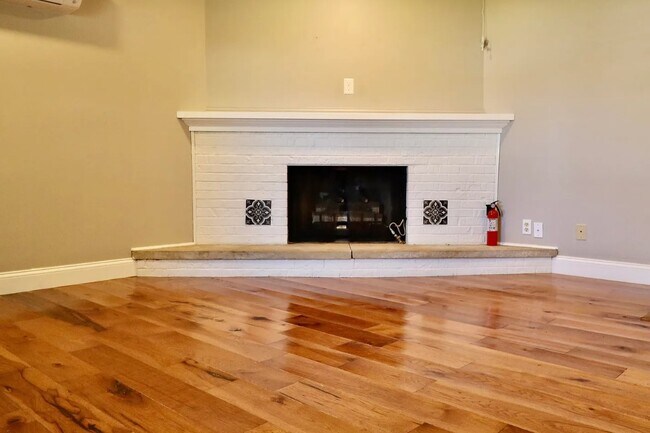 Building Photo - 124 Riverview Dr