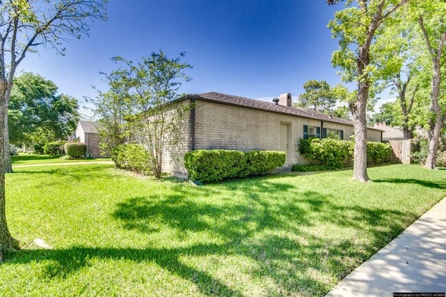 Building Photo - 12002 Rocky Knoll Dr