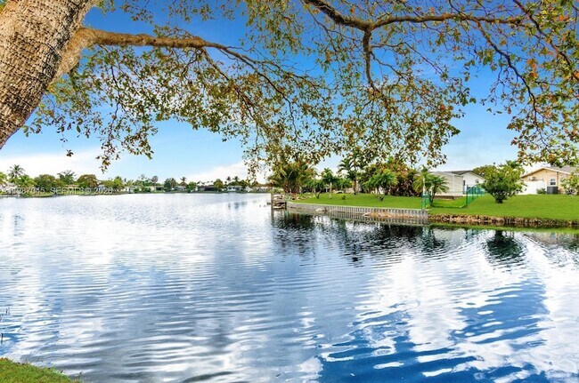 Building Photo - 8980 Palm Tree Ln