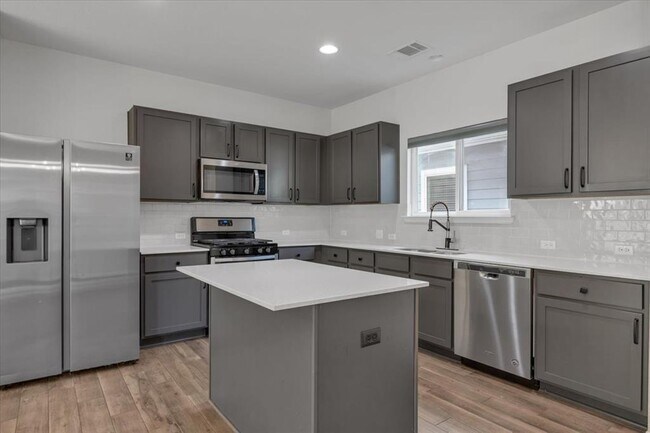 Building Photo - 223 Clearlake Dr