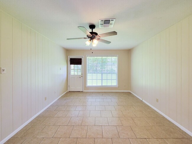Building Photo - NICE 3 BEDROOM 2 BATH LEASE HOME IN SPRING...