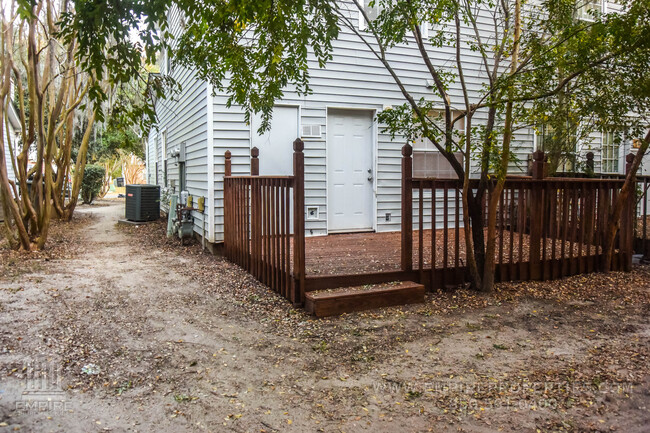 Building Photo - Townhome off Hartsfield Road