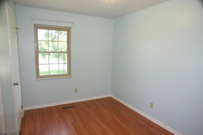 Building Photo - Seymour, 4 bedroom, hardwood floors - Call Steve Davis (865) 681-1000