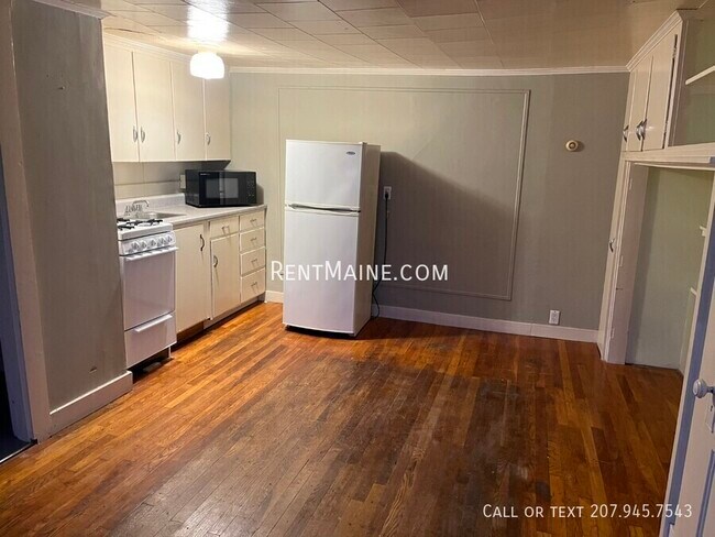 Building Photo - 200 Center St