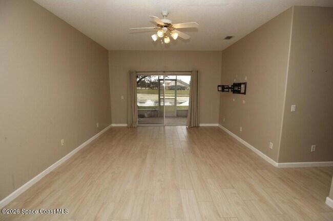 Building Photo - 348 Wishing Well Cir SW