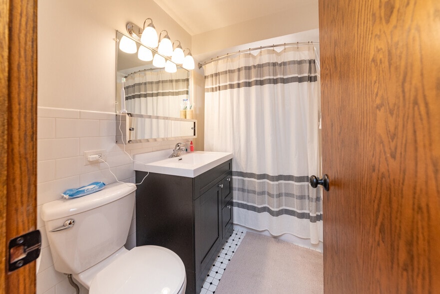 Building Photo - 4520 N Seeley Ave