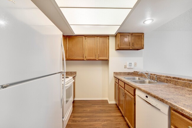 Building Photo - Charming Two-Story Townhome with Finished ...