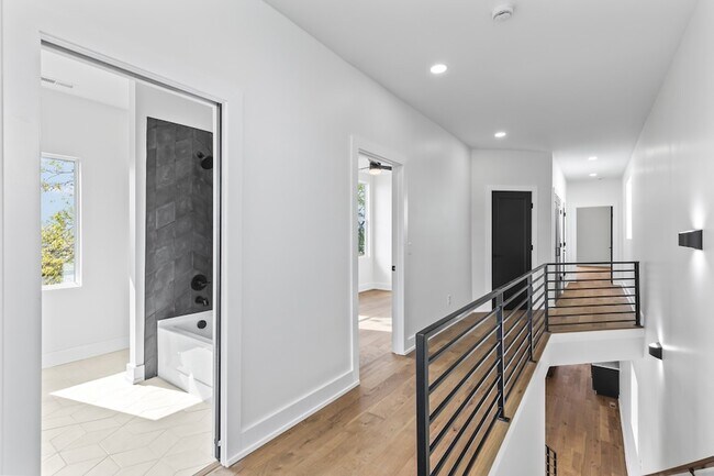 Building Photo - 2107 Courtney Ave