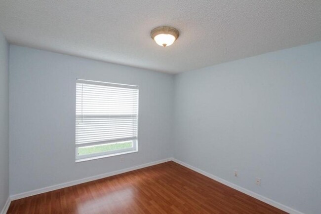 Building Photo - 256 Kensington Way