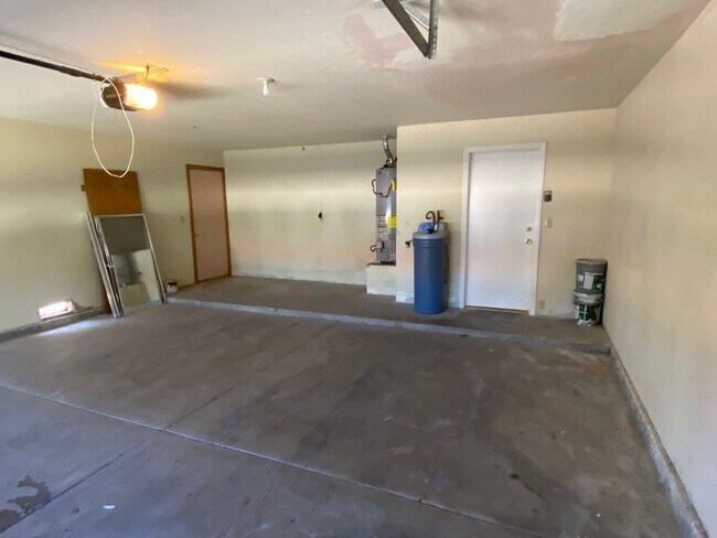 Building Photo - 3 Bedroom 2 Bathroom Home!