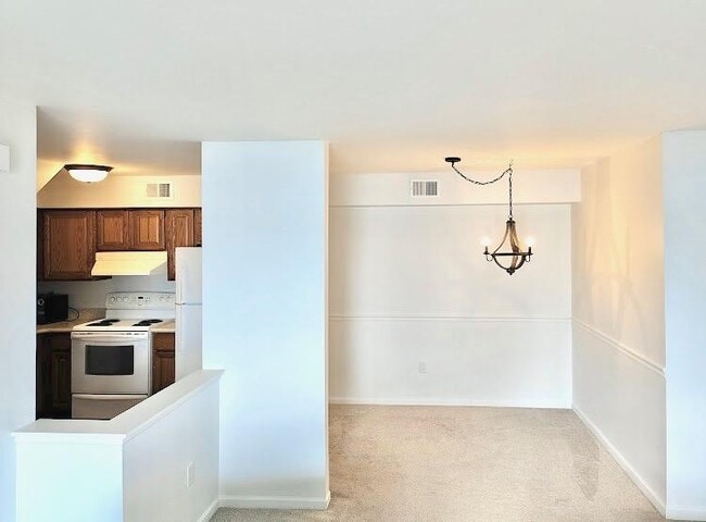 Building Photo - 253 Pinewood Cir