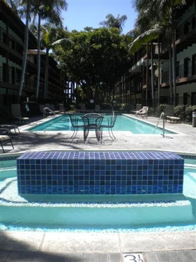 Building Photo - Los Caballeros #006