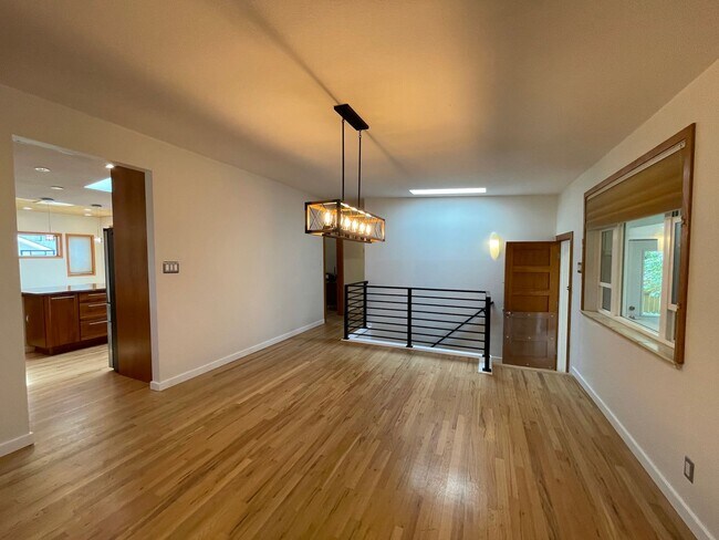 Building Photo - Show Stopper!