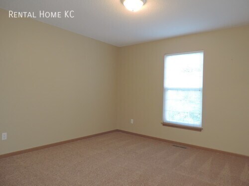 Building Photo - 2-bedroom Townhouse with Double Garage #11228