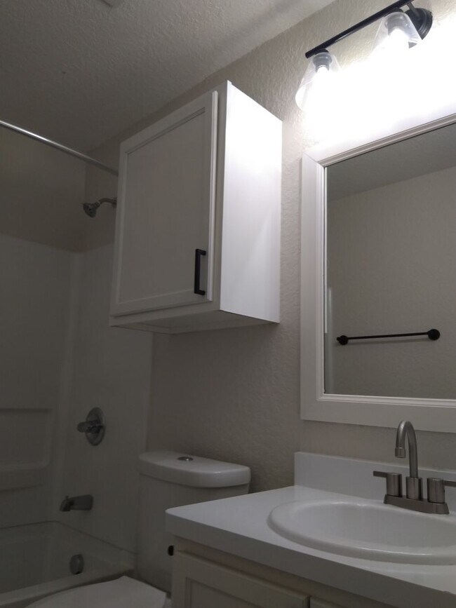 Building Photo - Spacious 3BR Home Just Minutes from Downtown SA