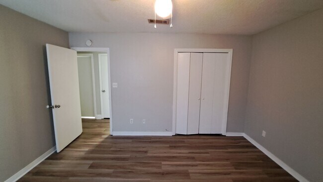 Building Photo - 3 bedroom 2 bath house available for rent!