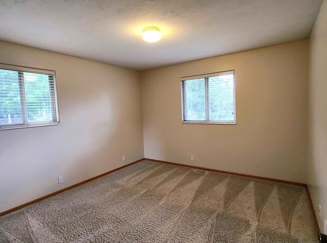 Building Photo - 5 BD 3 BA 2900 sq ft HOME IN DRAPER.