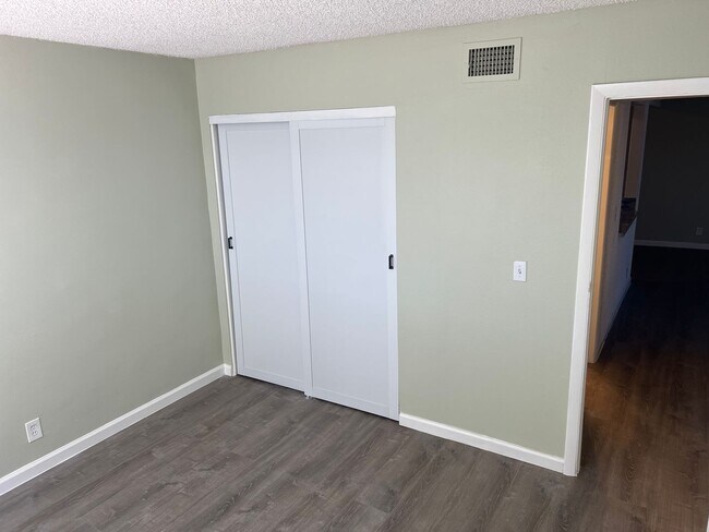 Building Photo - 2 Bedroom 1 Bath In Central Las Vegas